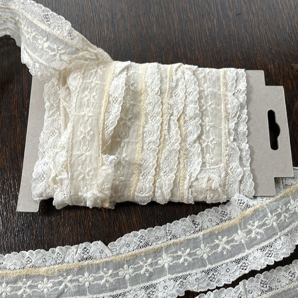 Vintage beige organdy lace trim w embroidered floral, scalloped details, 4 yards - Picture 3 of 6